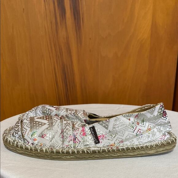Muk Luks Shoes - Muk Luks Silver Pink Tribal Print Espadrilles Slip-On Shoes Vacation Casual Boho